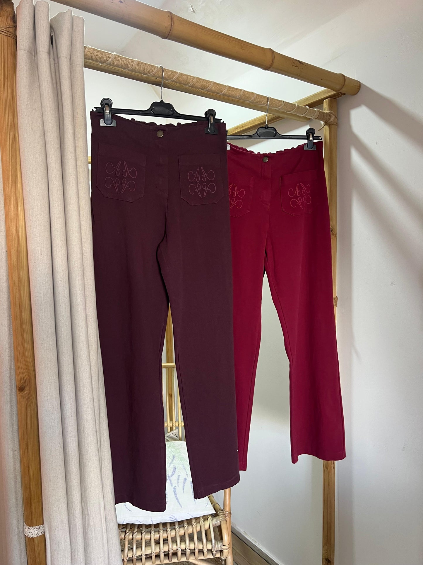 Calças bolso bordado