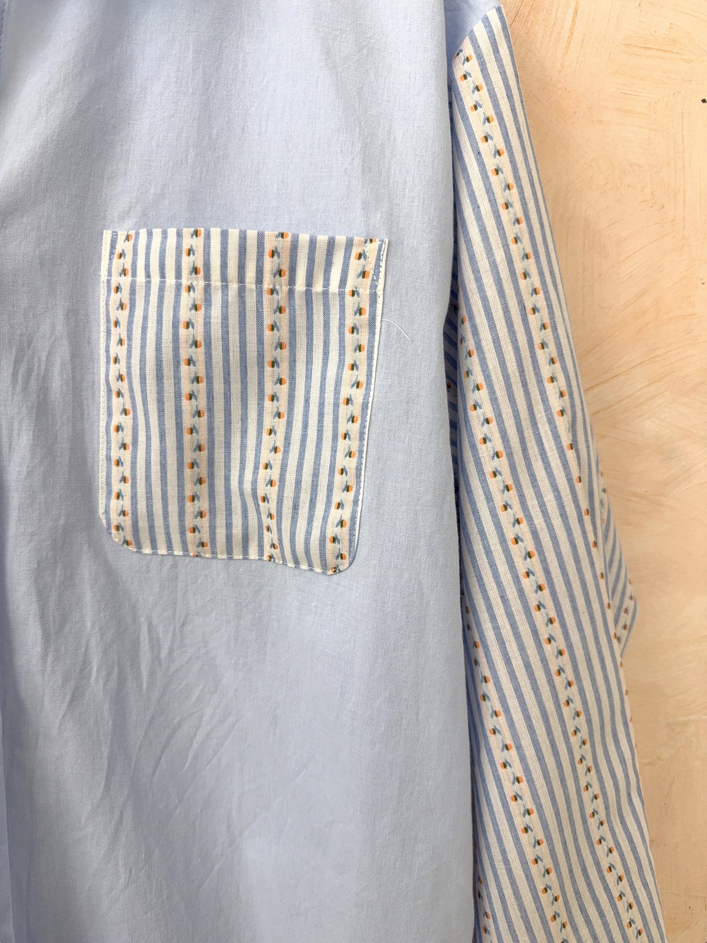 Camisa com bolso