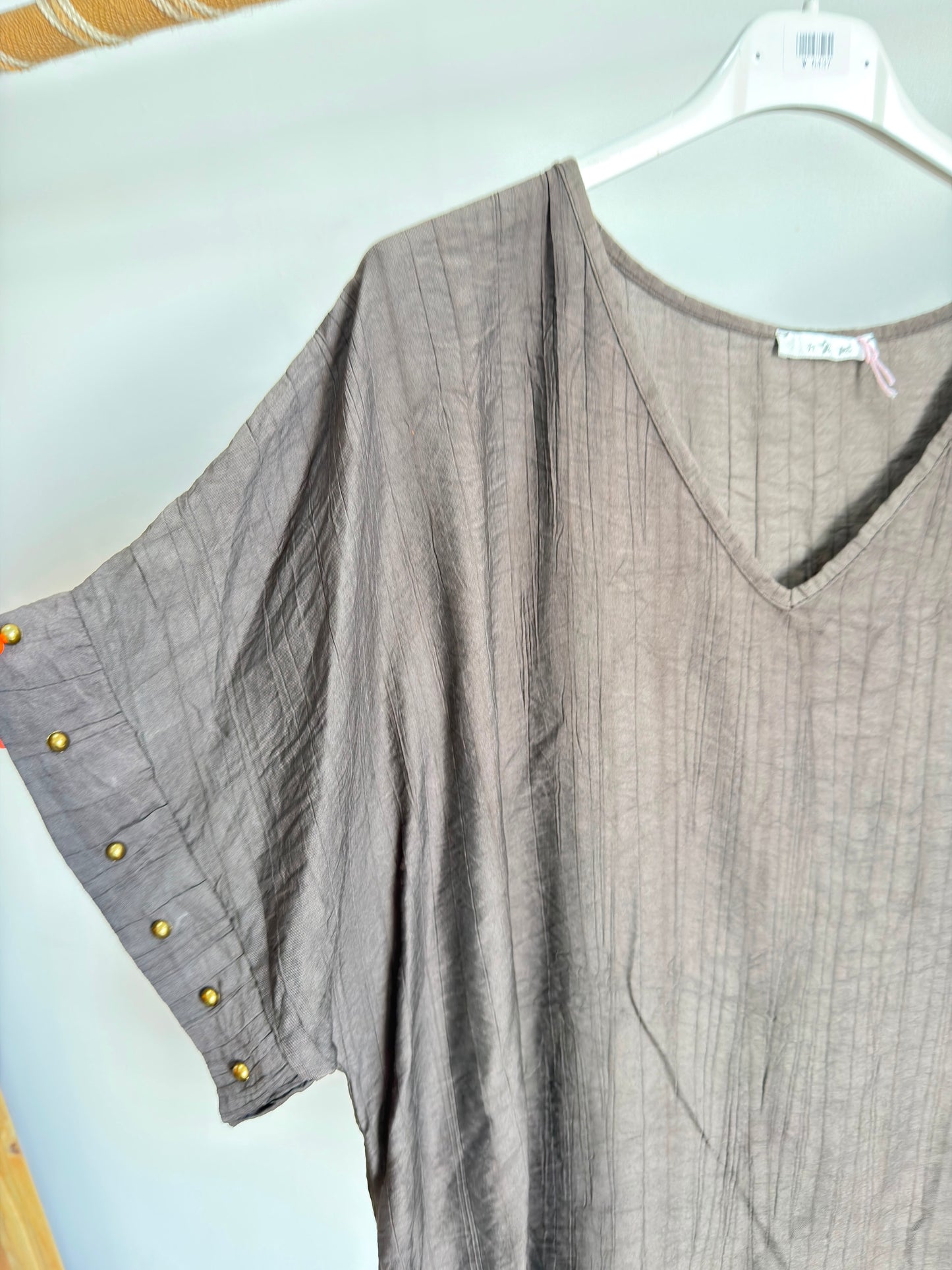 Blusa com tachas na manga