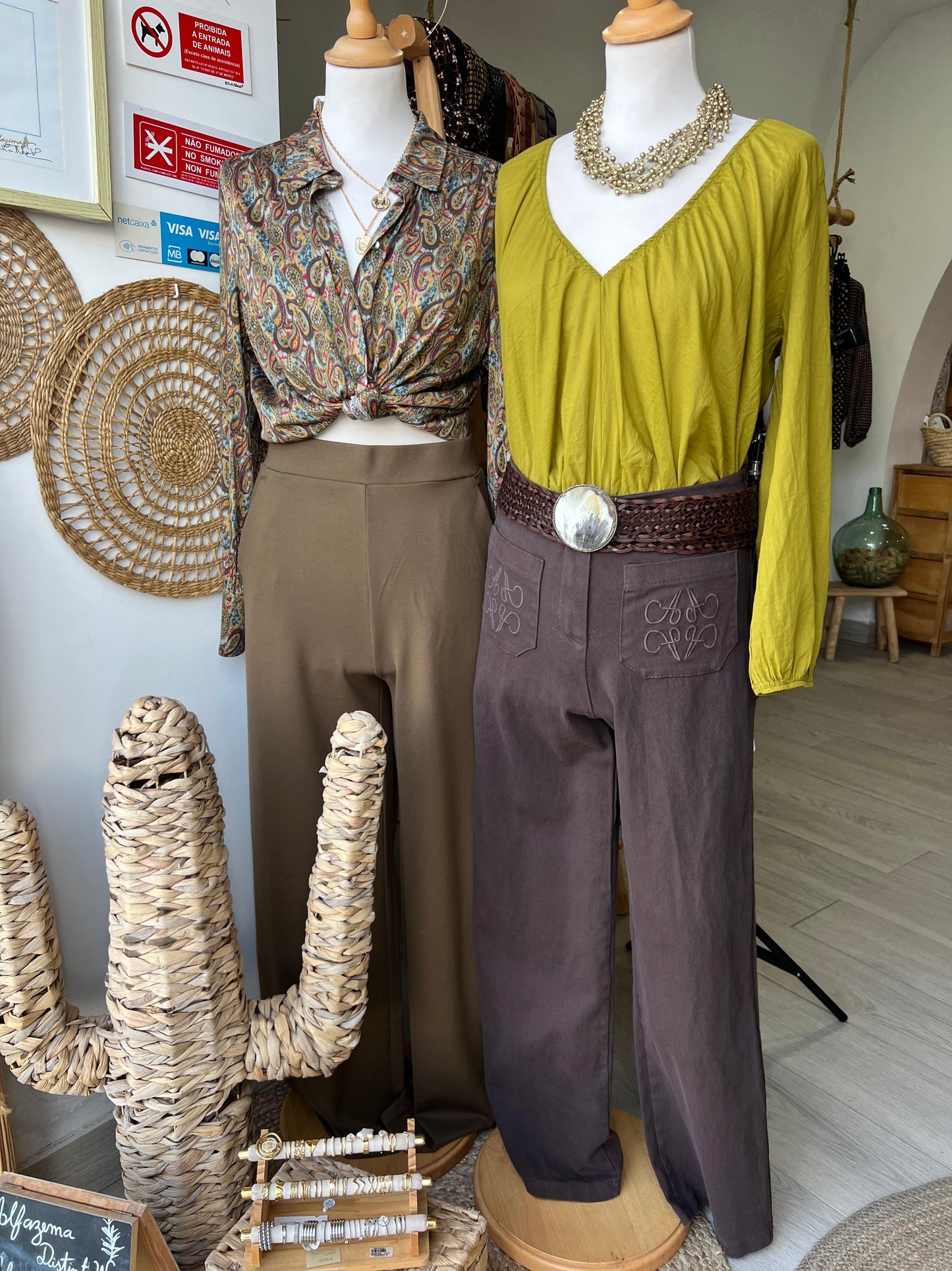 Calças bolso bordado