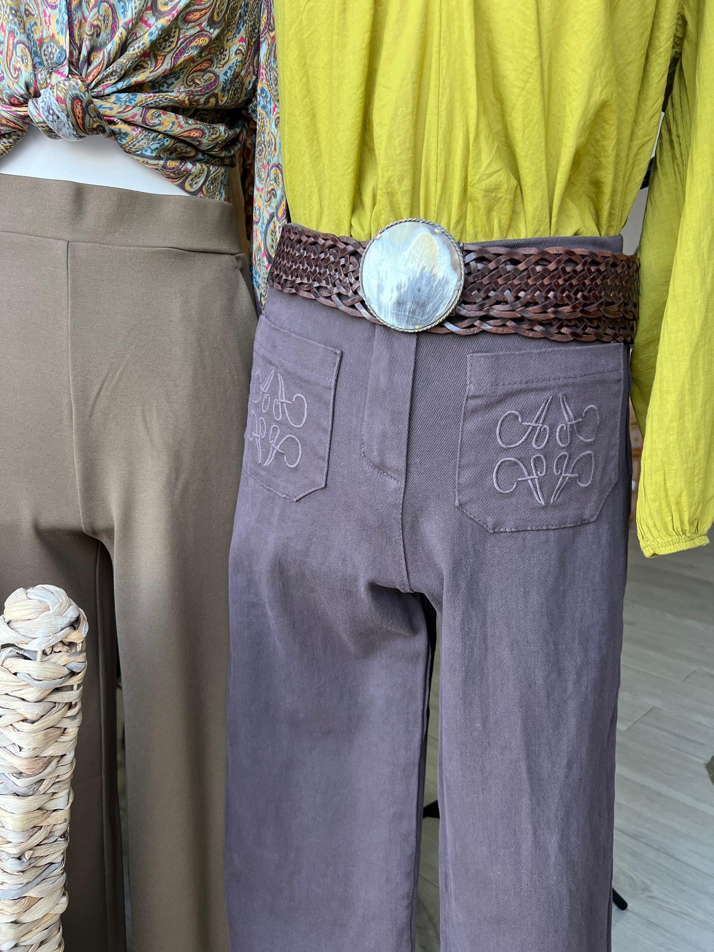 Calças bolso bordado