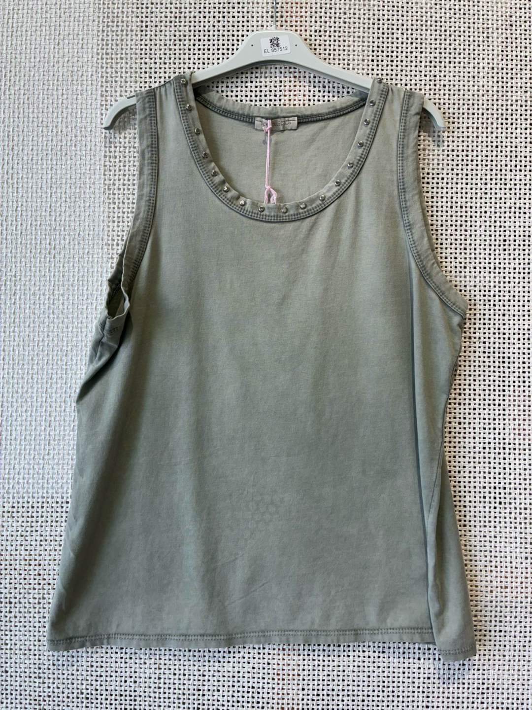 Blusa com tachas