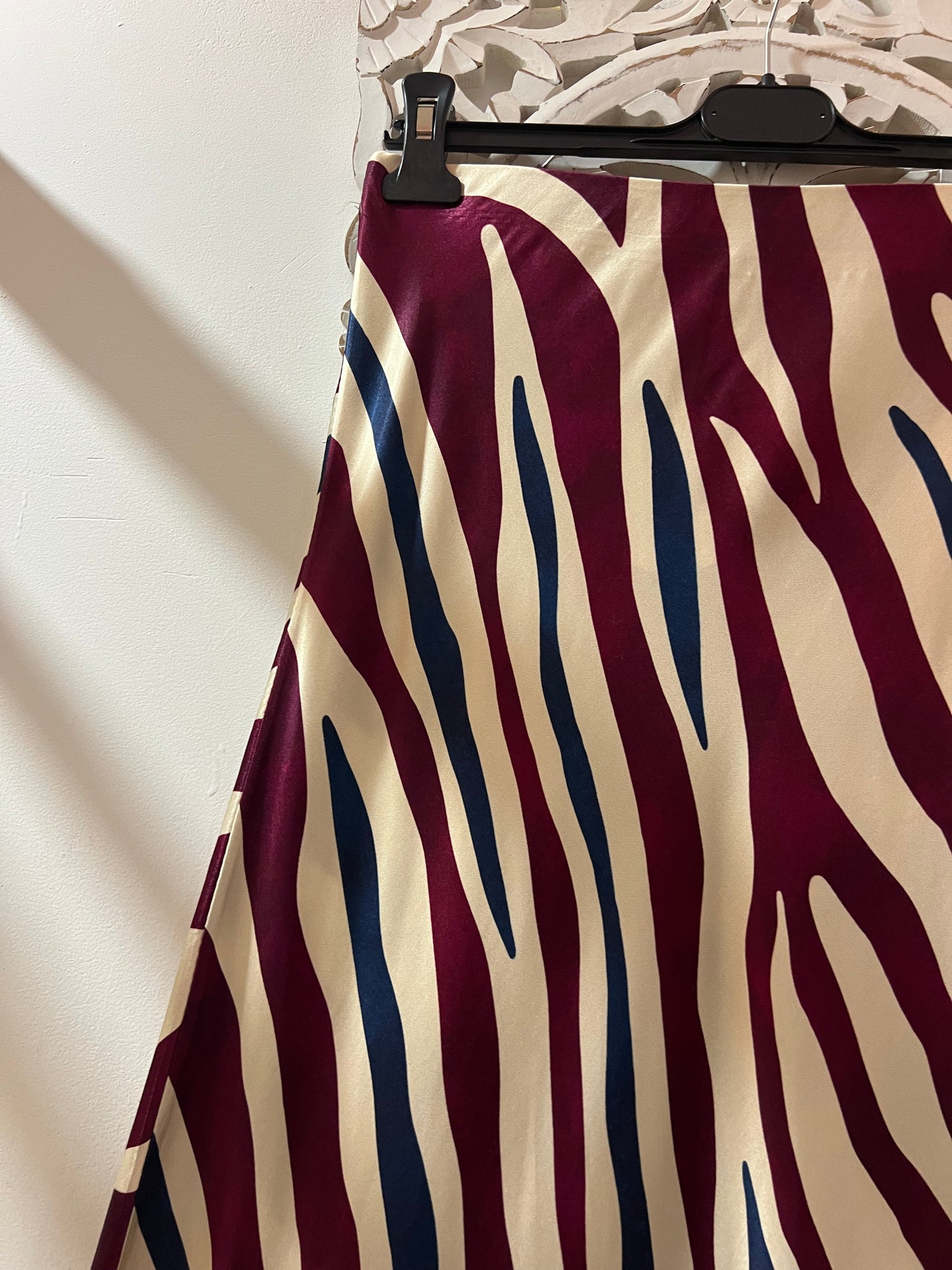 Saia cetim padrão zebra