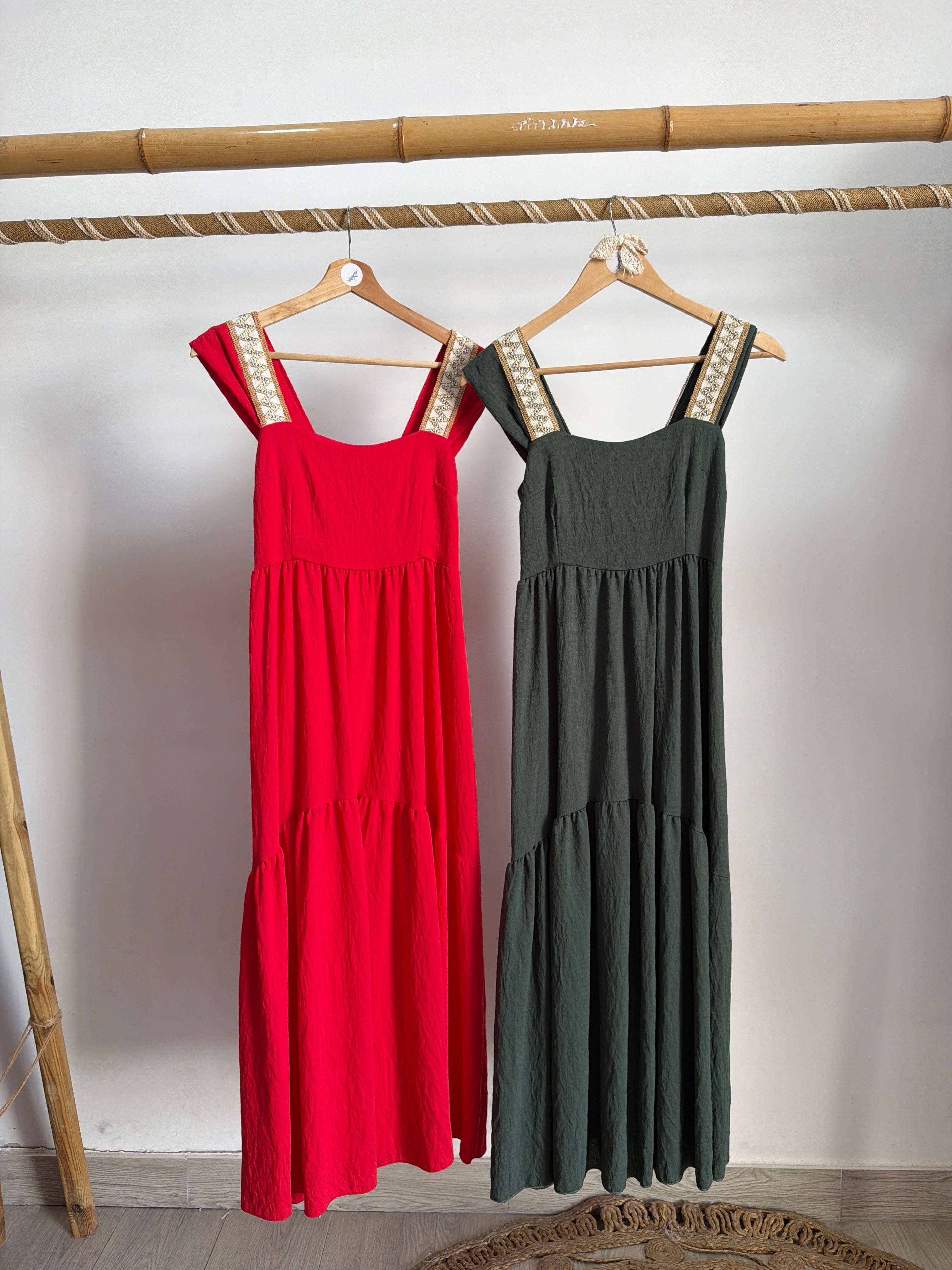 Vestido com pormenor na alça