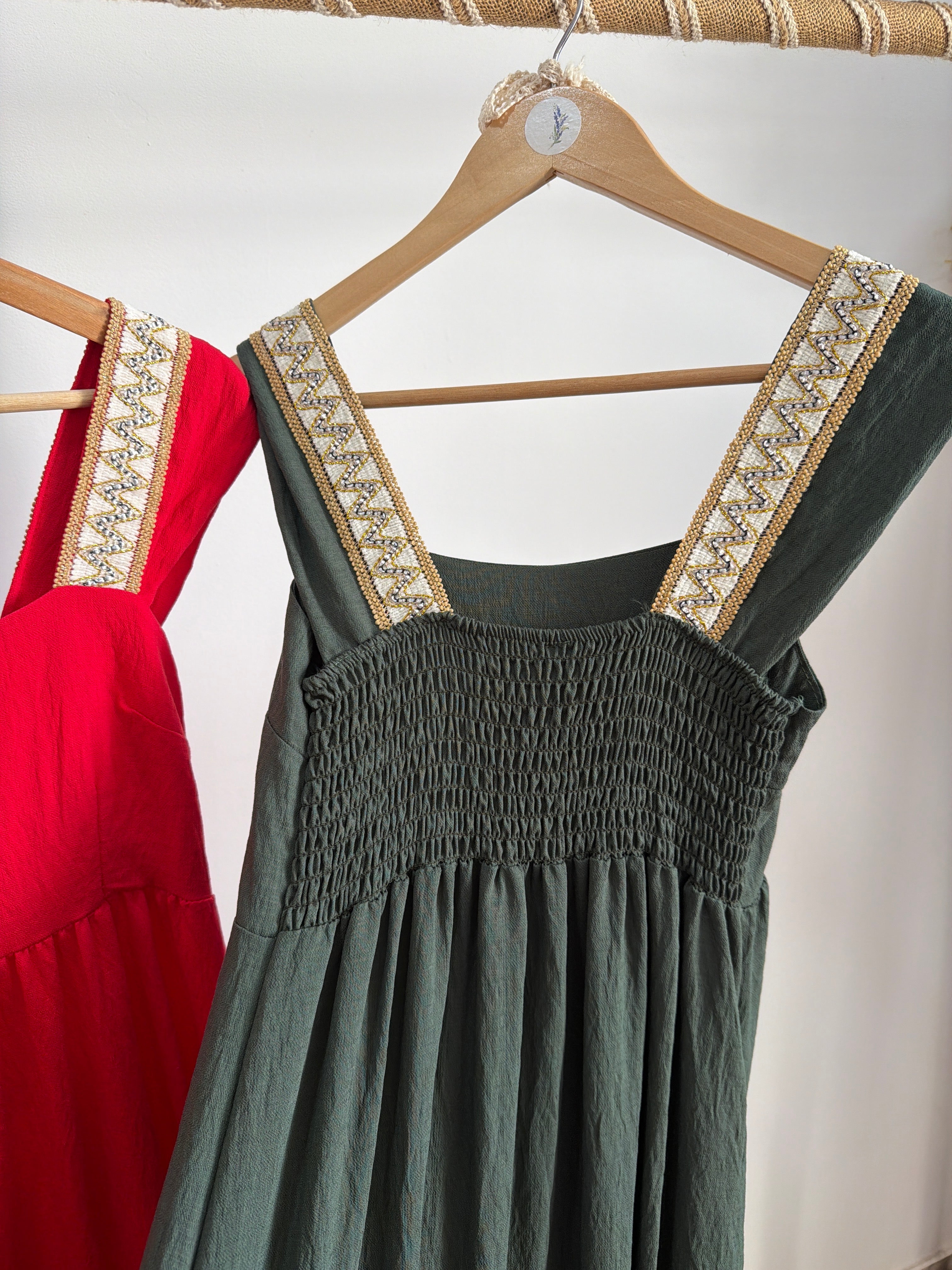 Vestido com pormenor na alça