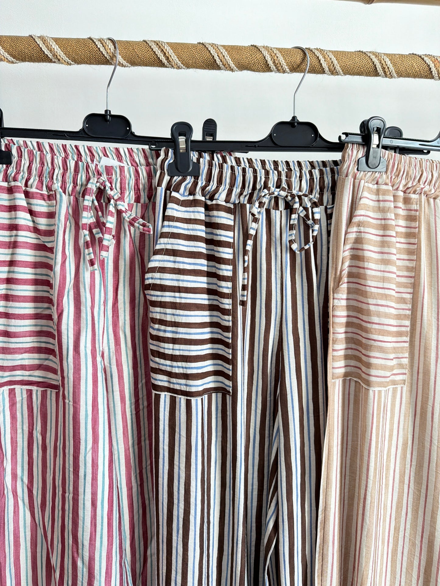 Pantalón de rayas con bolsillo