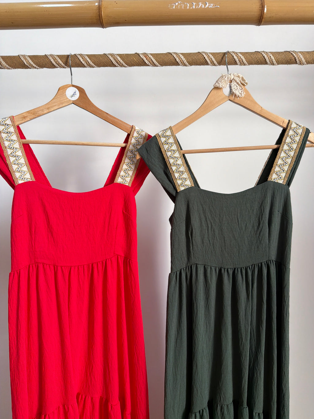 Vestido com pormenor na alça