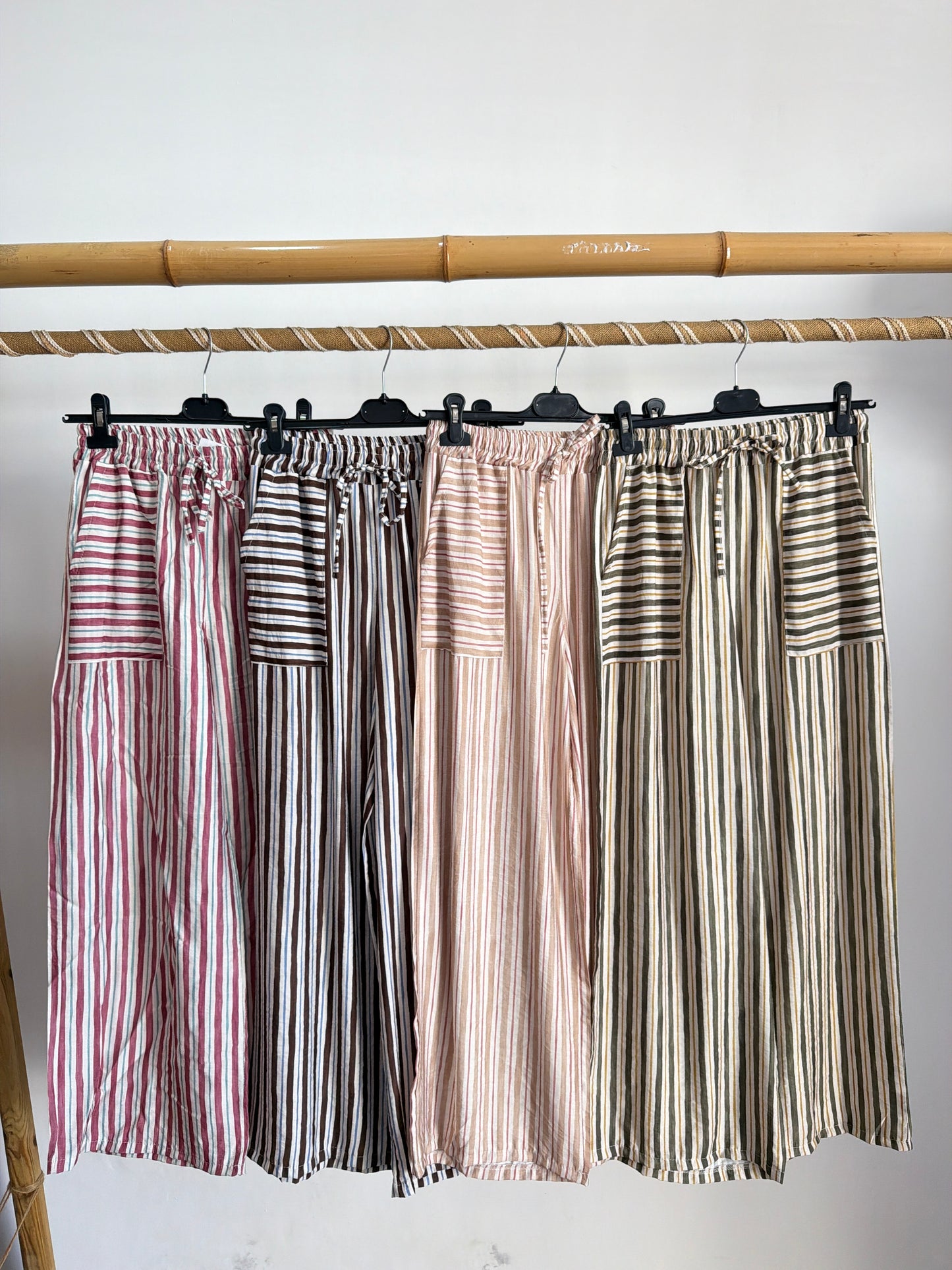Pantalón de rayas con bolsillo