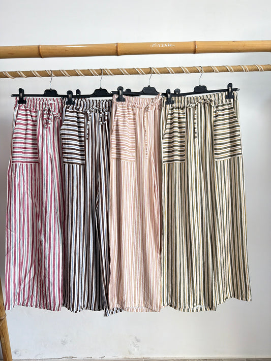 Calças riscas com bolso