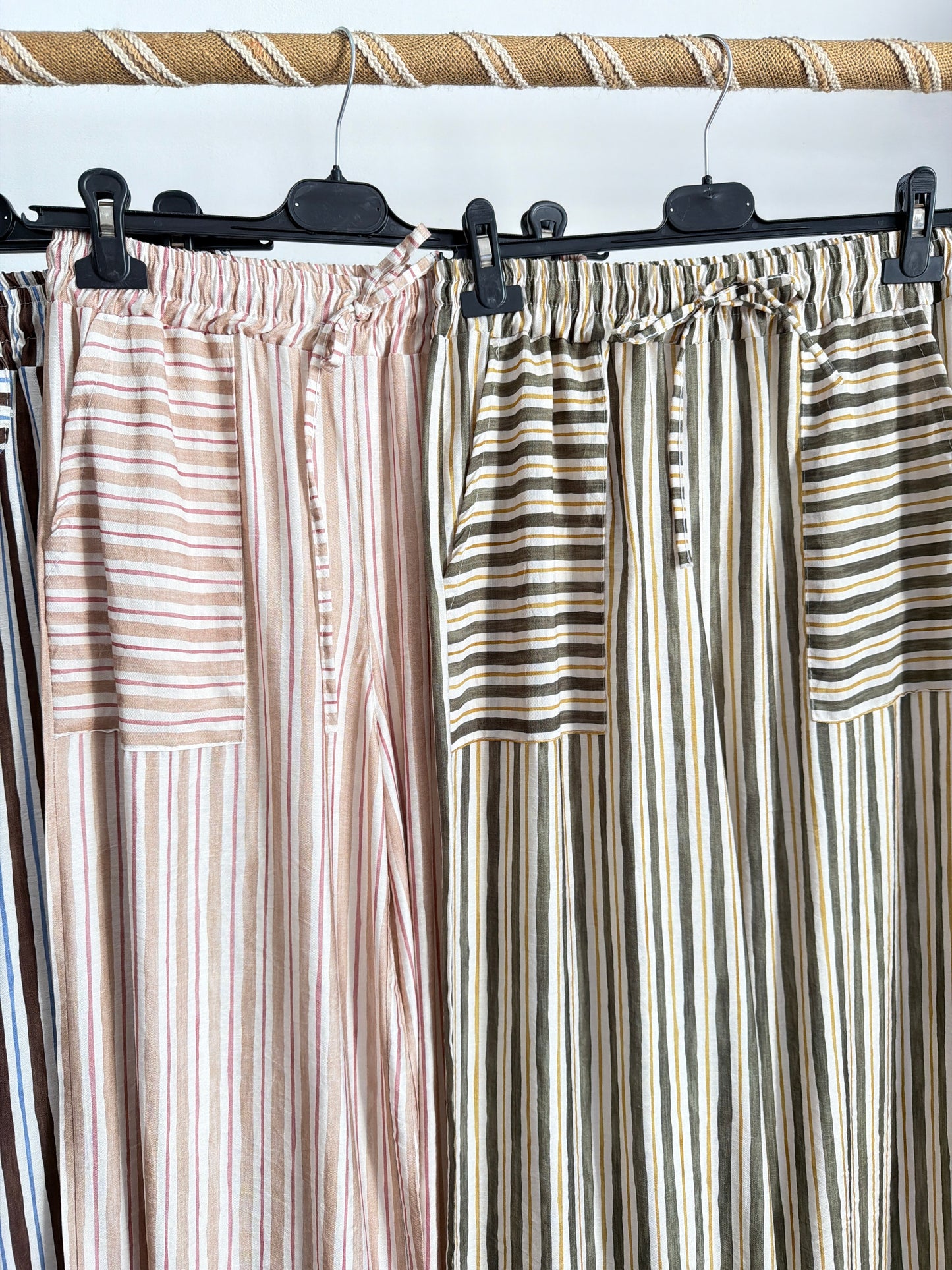 Pantalón de rayas con bolsillo