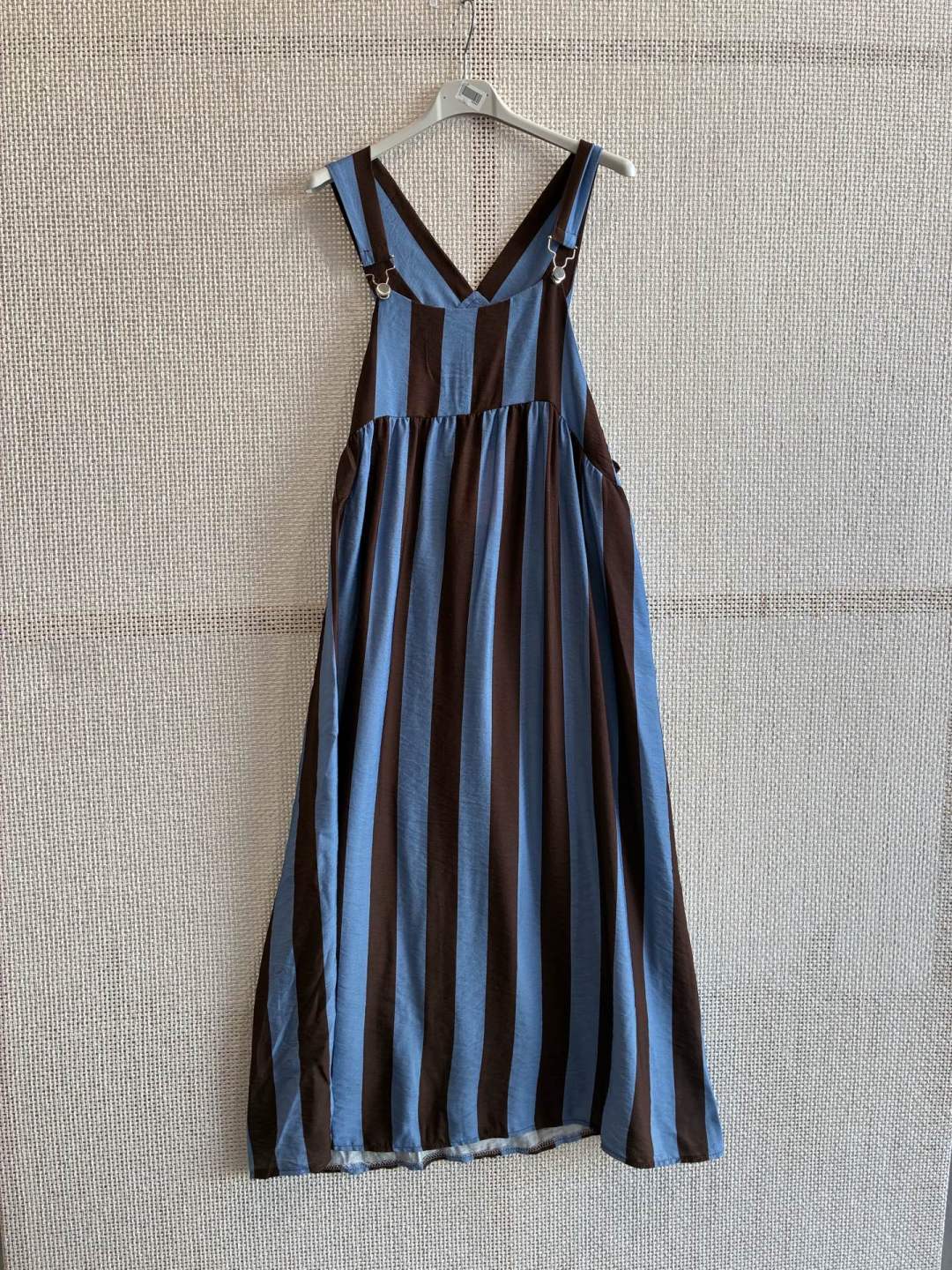 Vestido con tirantes de peto