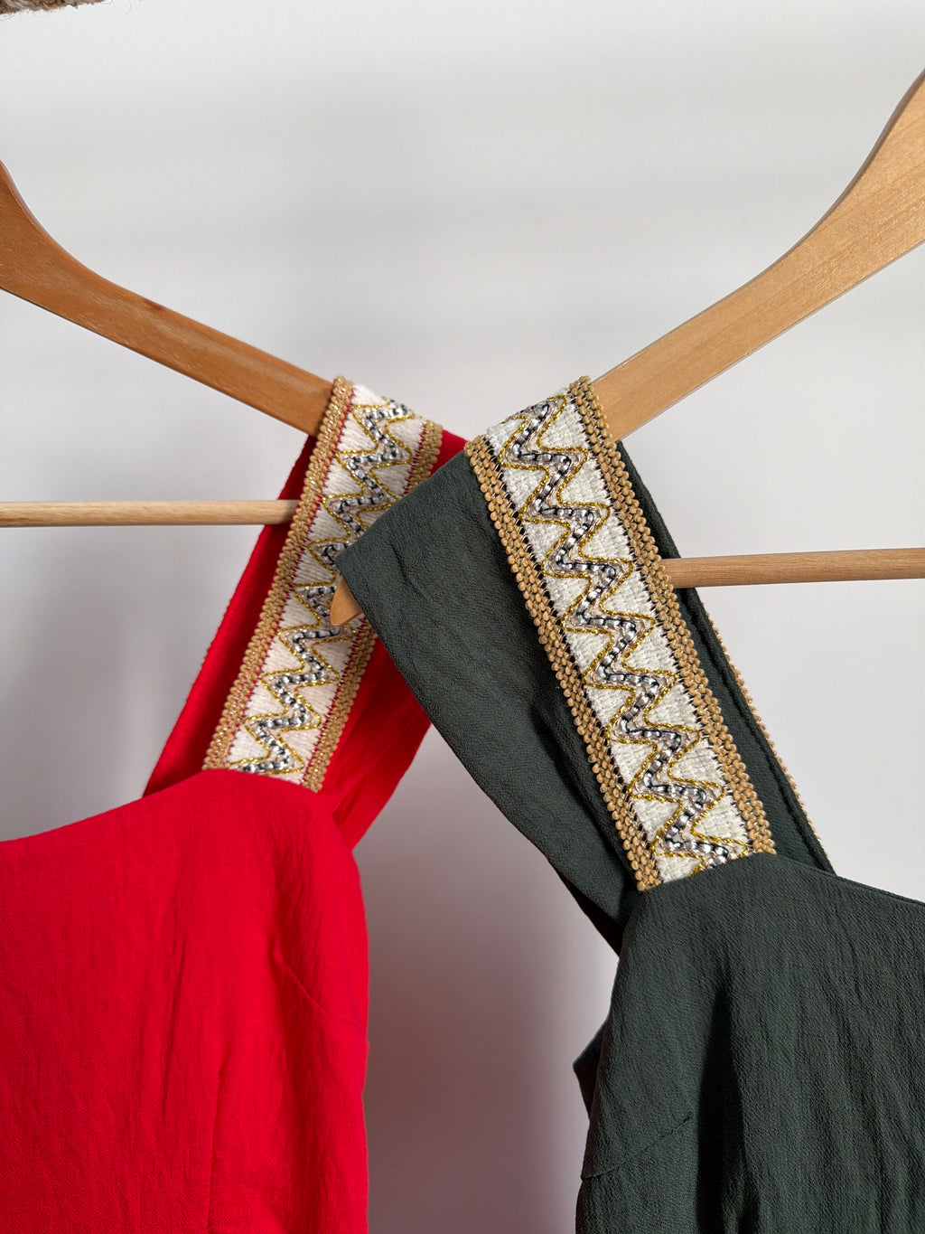 Vestido com pormenor na alça