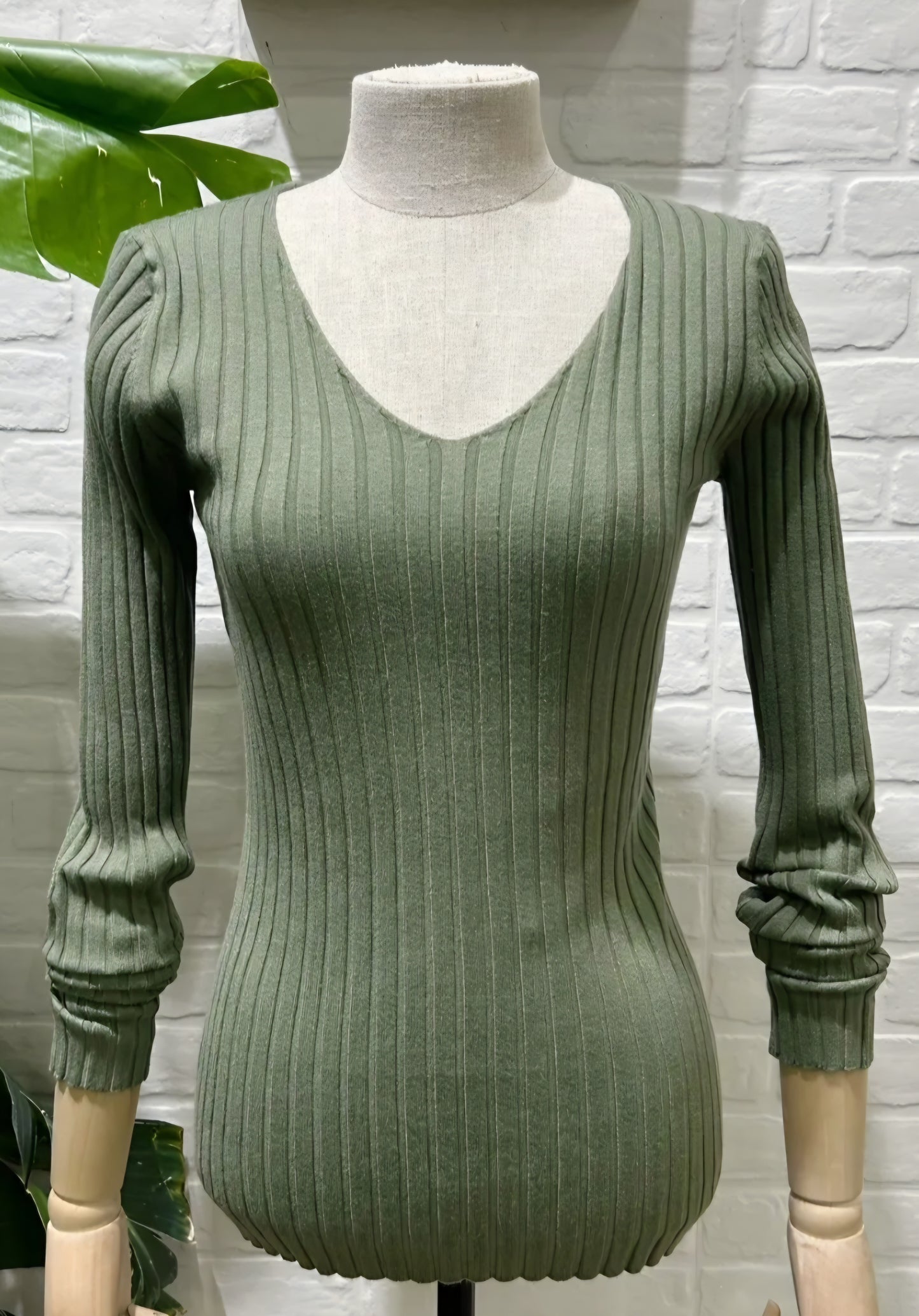 Malhinha canelada decote em V