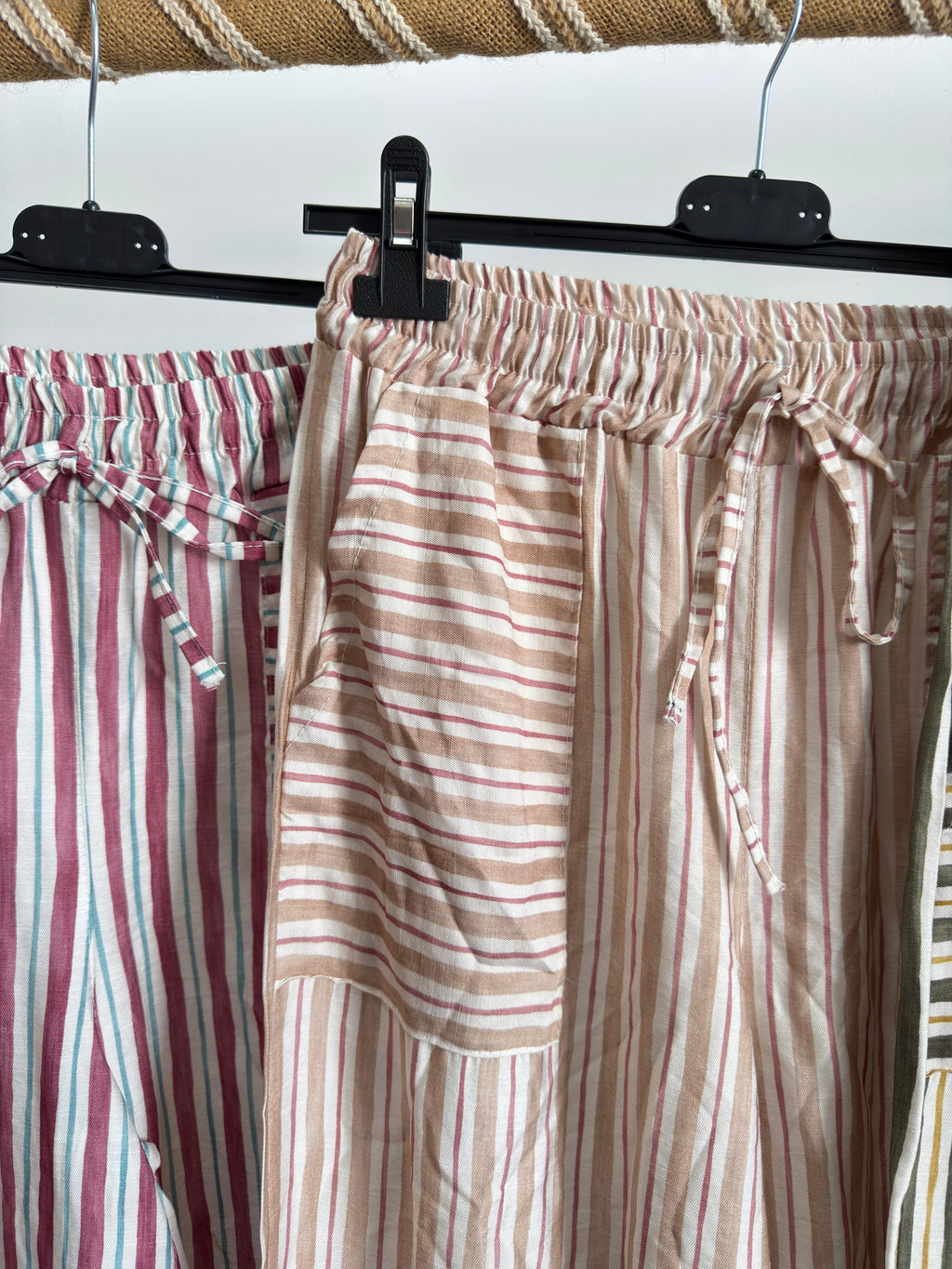 Calças riscas com bolso