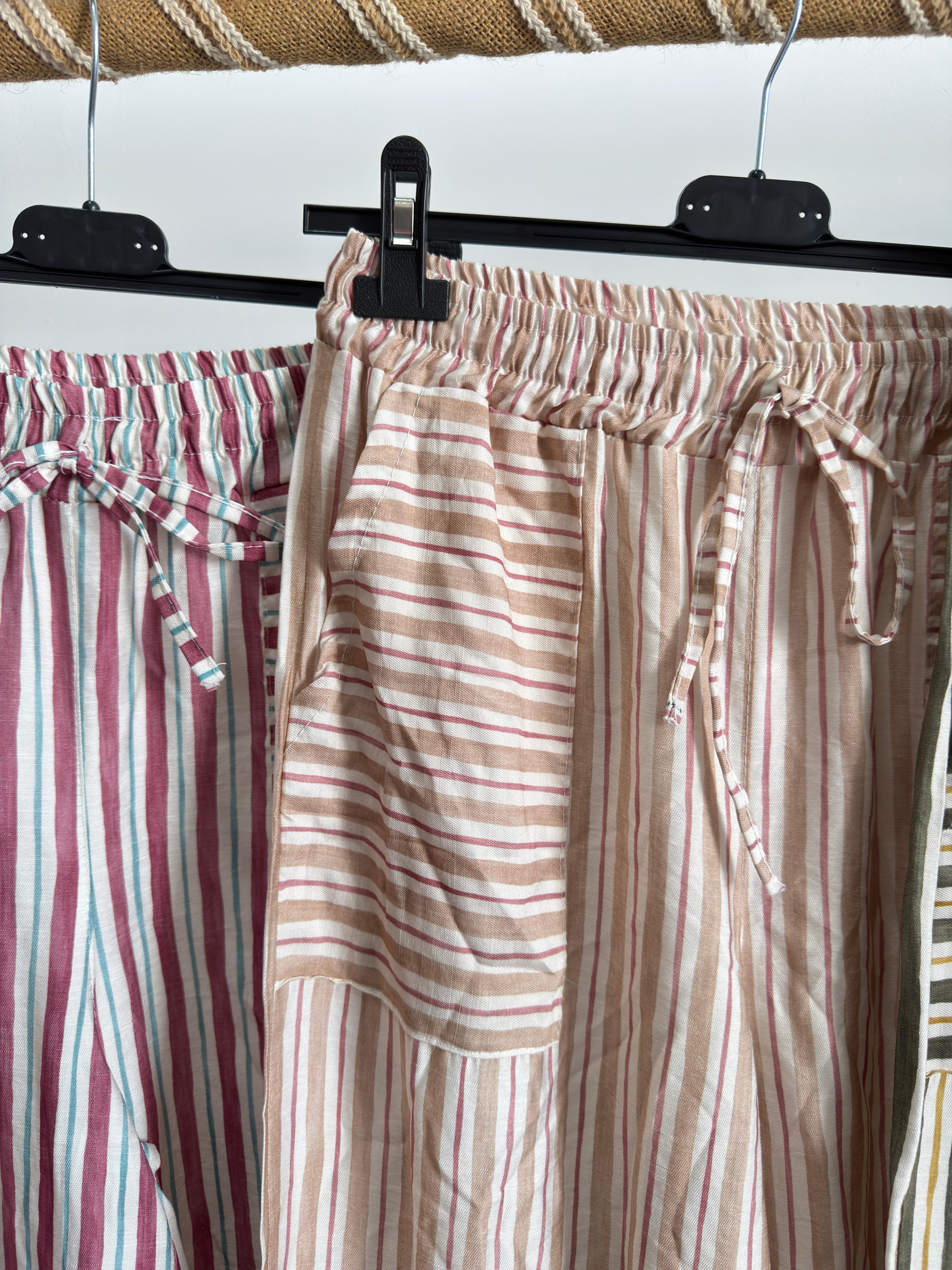 Calças riscas com bolso