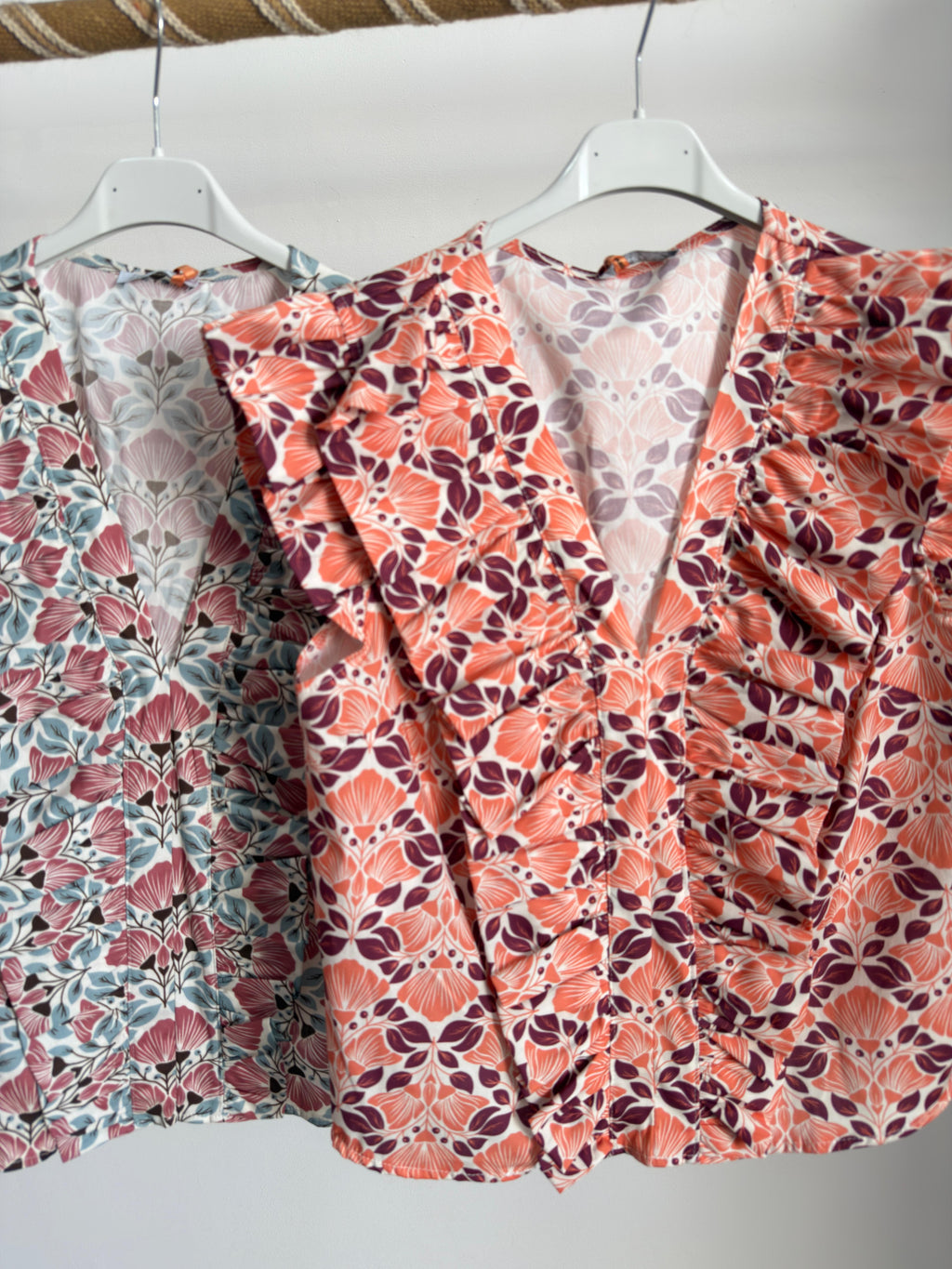 Blusa estampada com folho