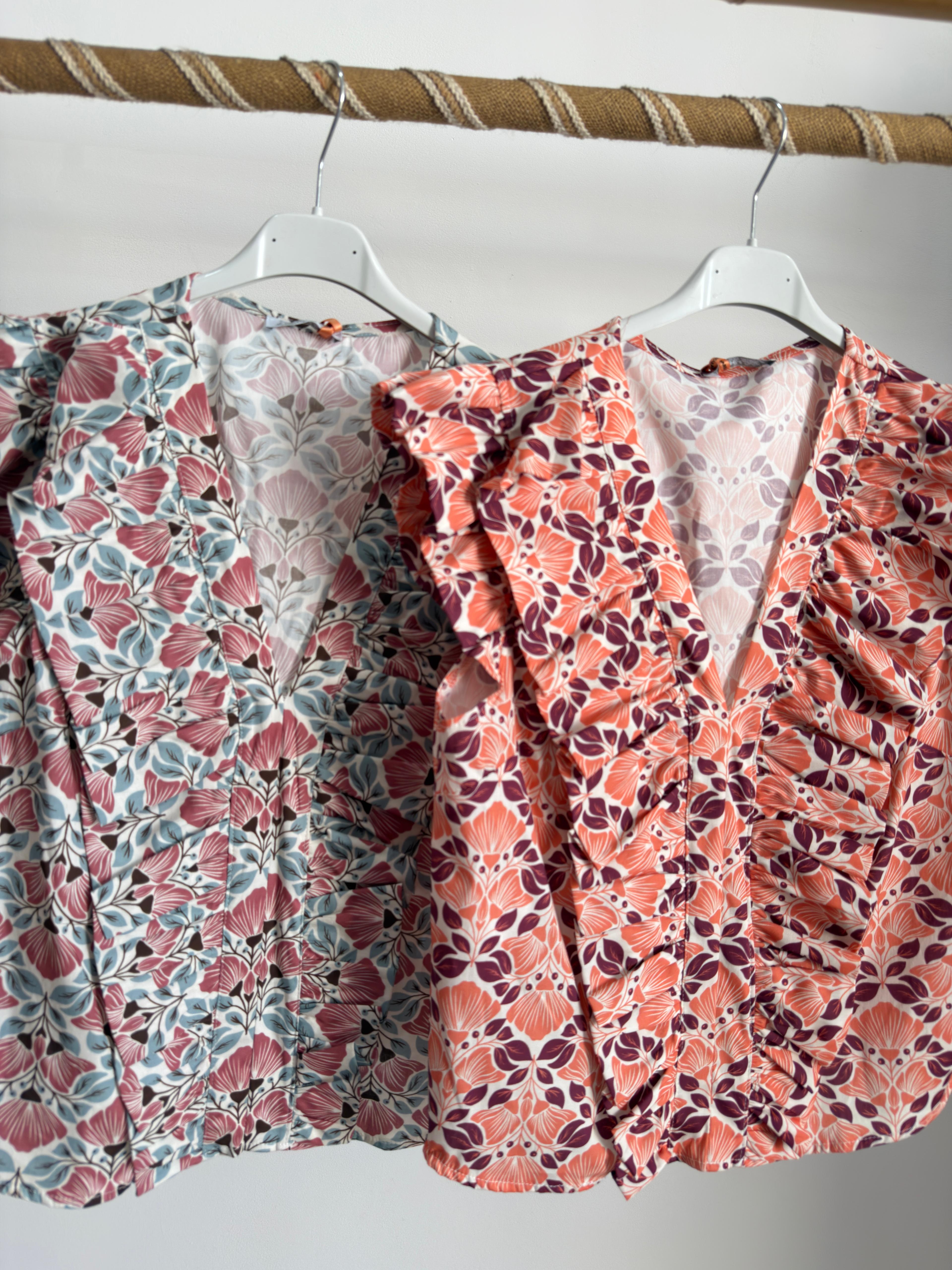 Blusa estampada com folho