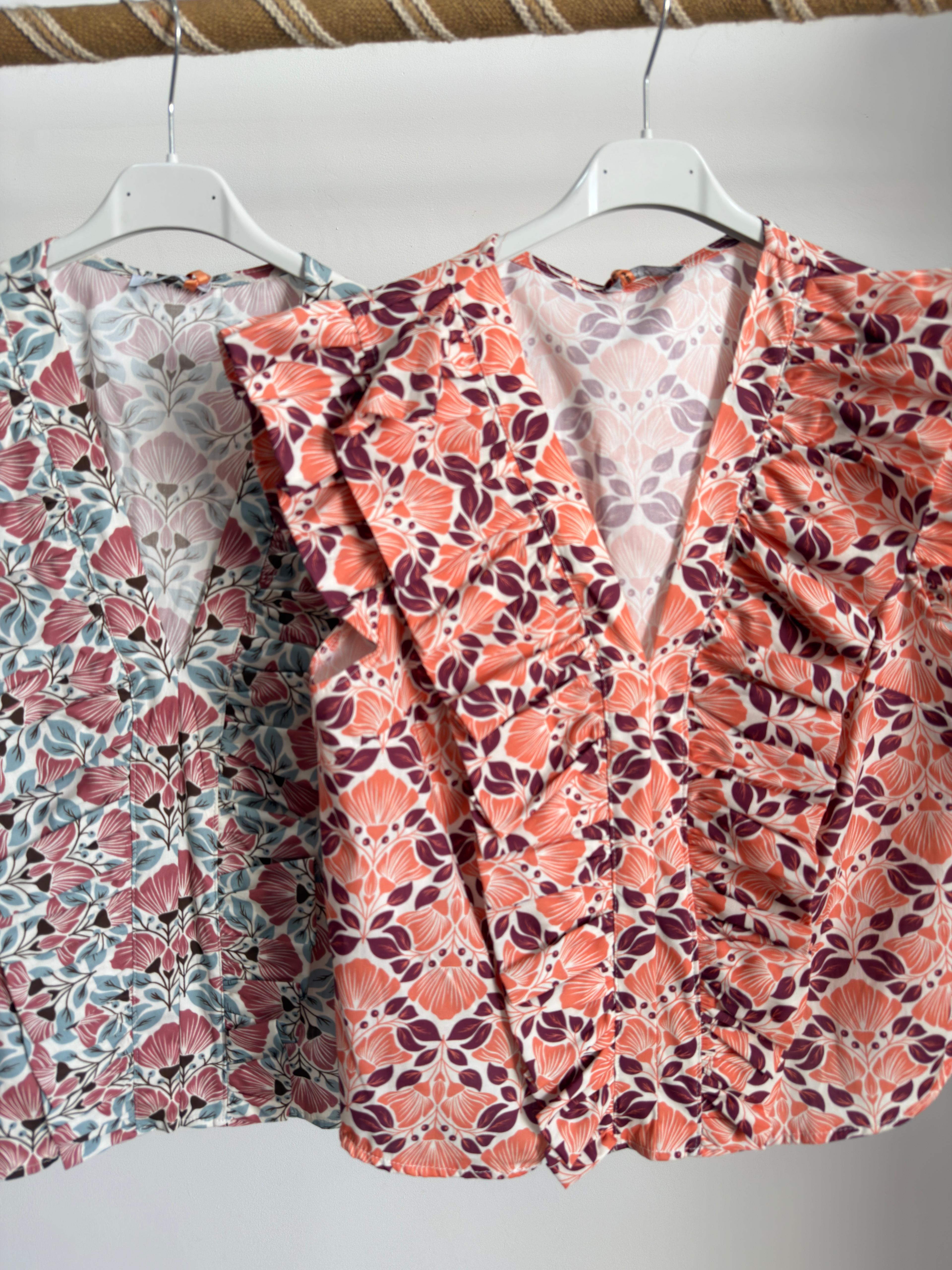 Blusa estampada com folho