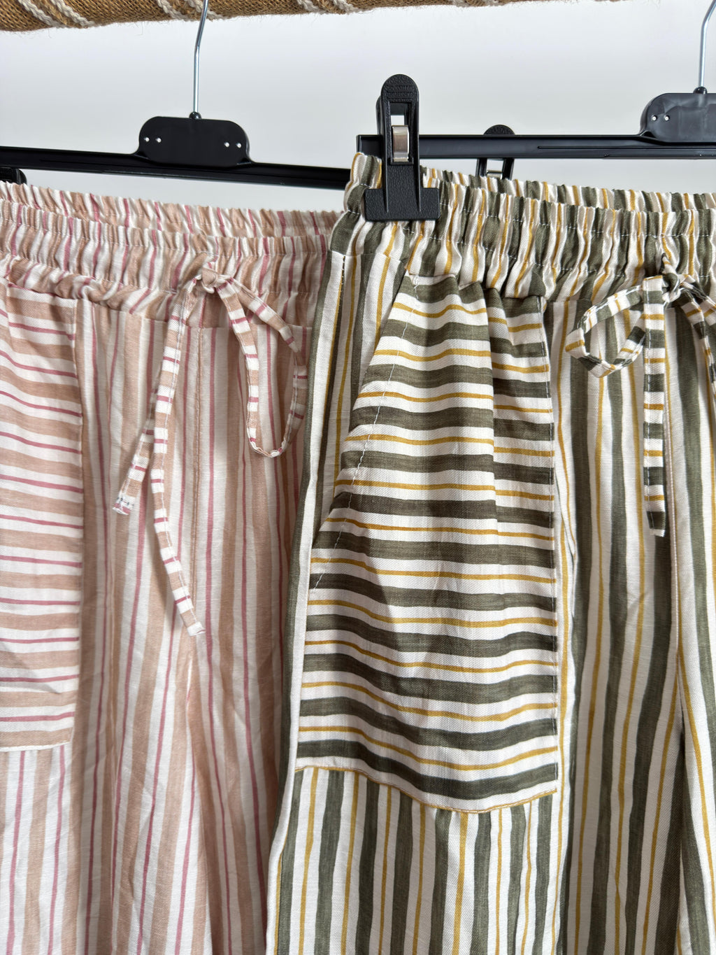 Calças riscas com bolso