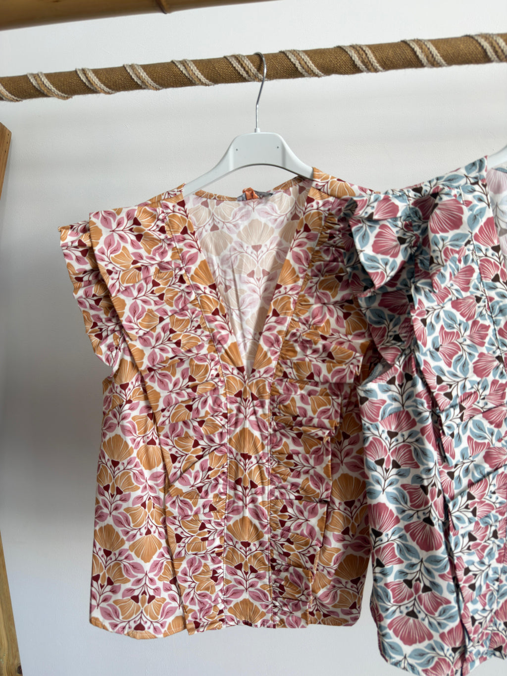 Blusa estampada com folho