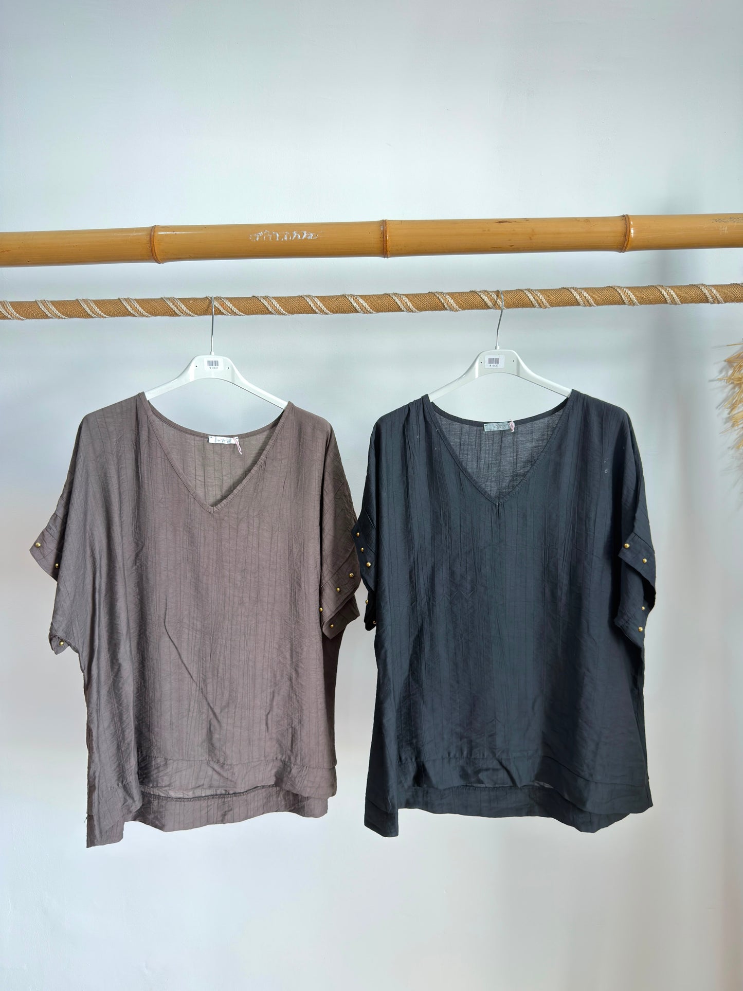 Blusa com tachas na manga