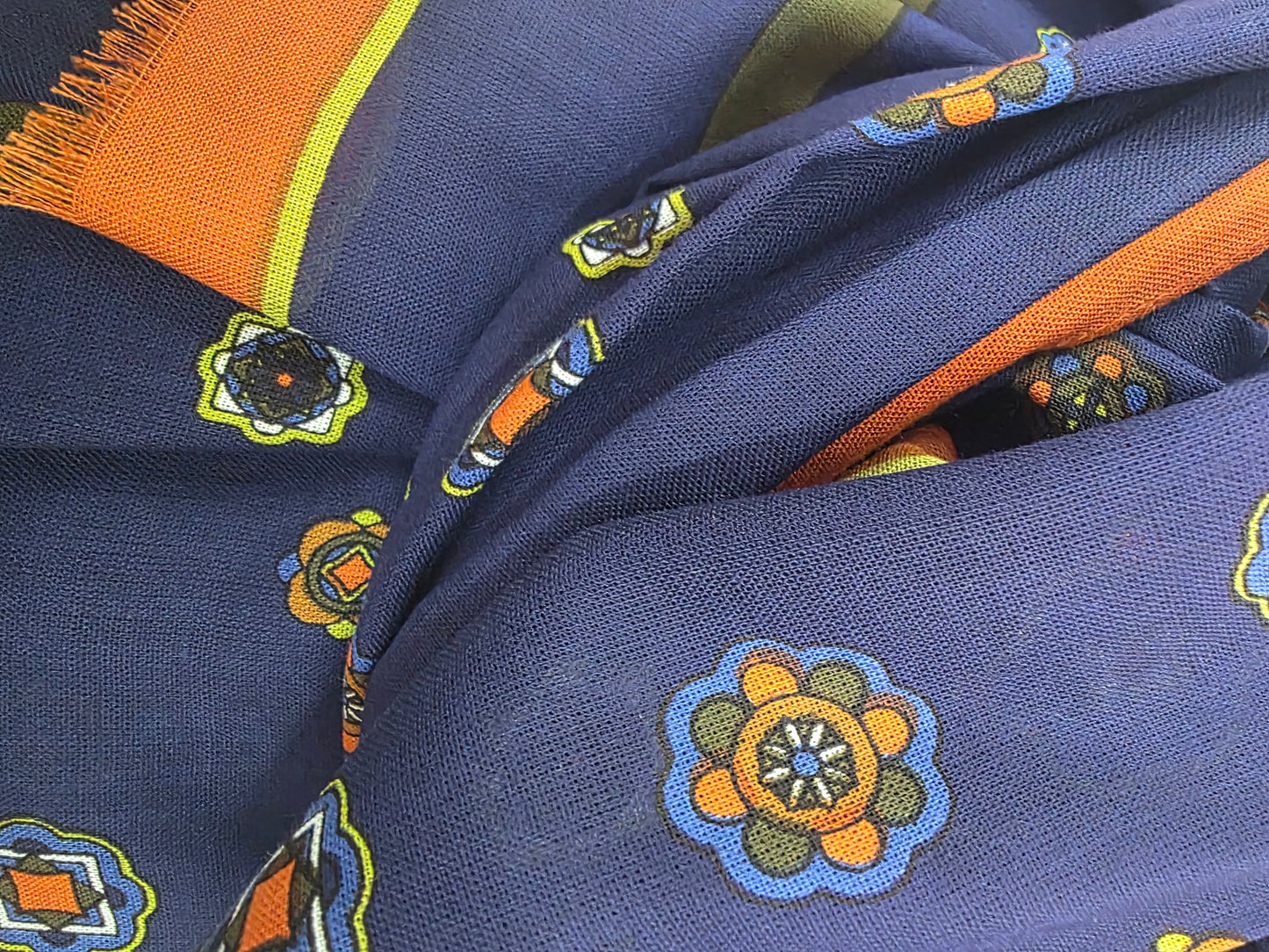 Lenço estampado geométrico floral