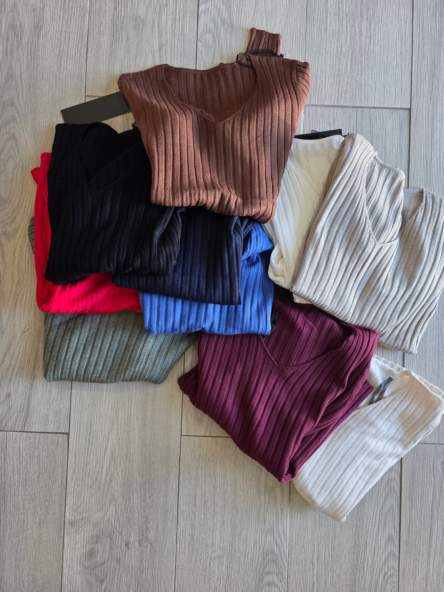 Malhinha canelada decote em V