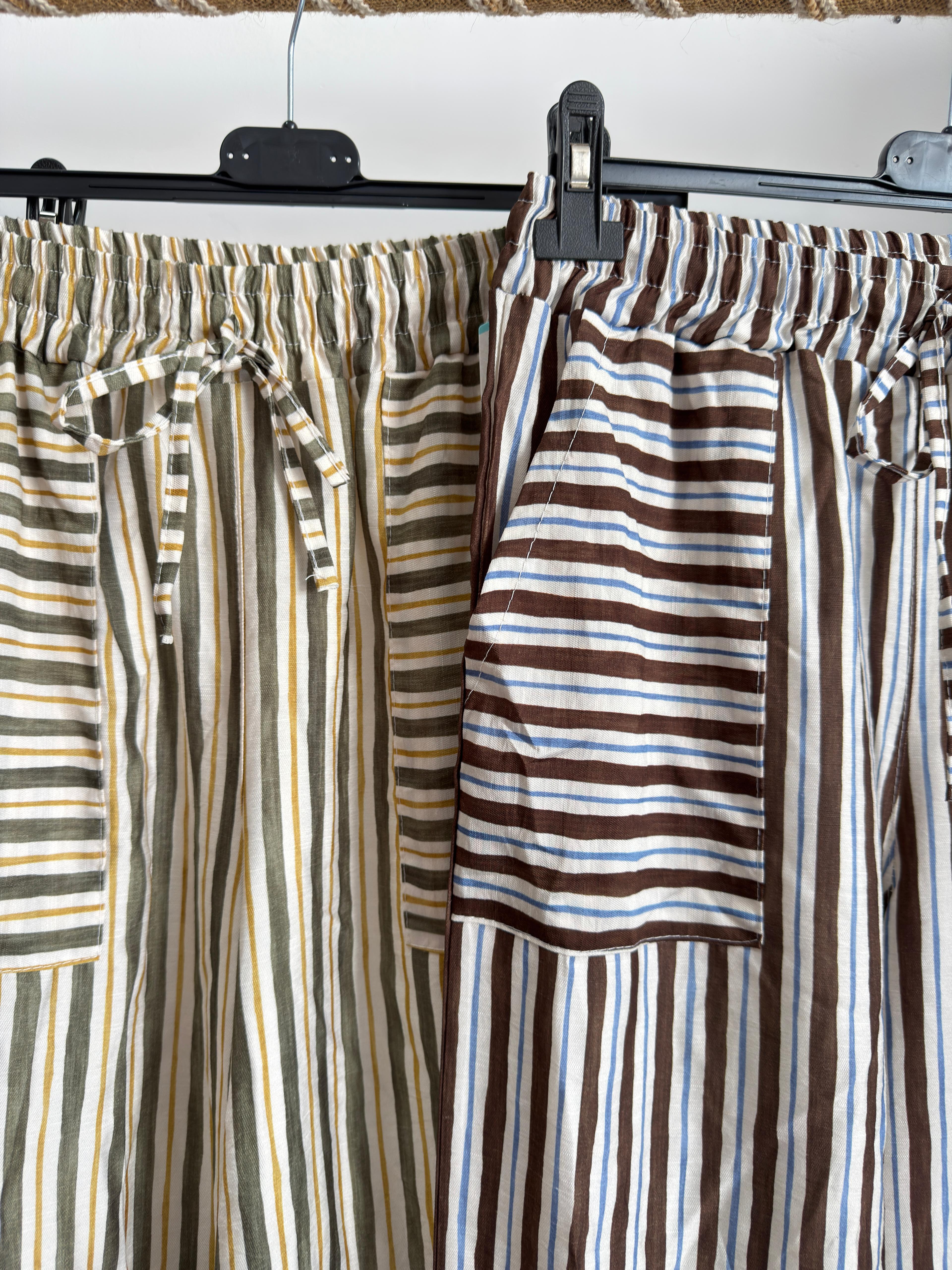 Calças riscas com bolso