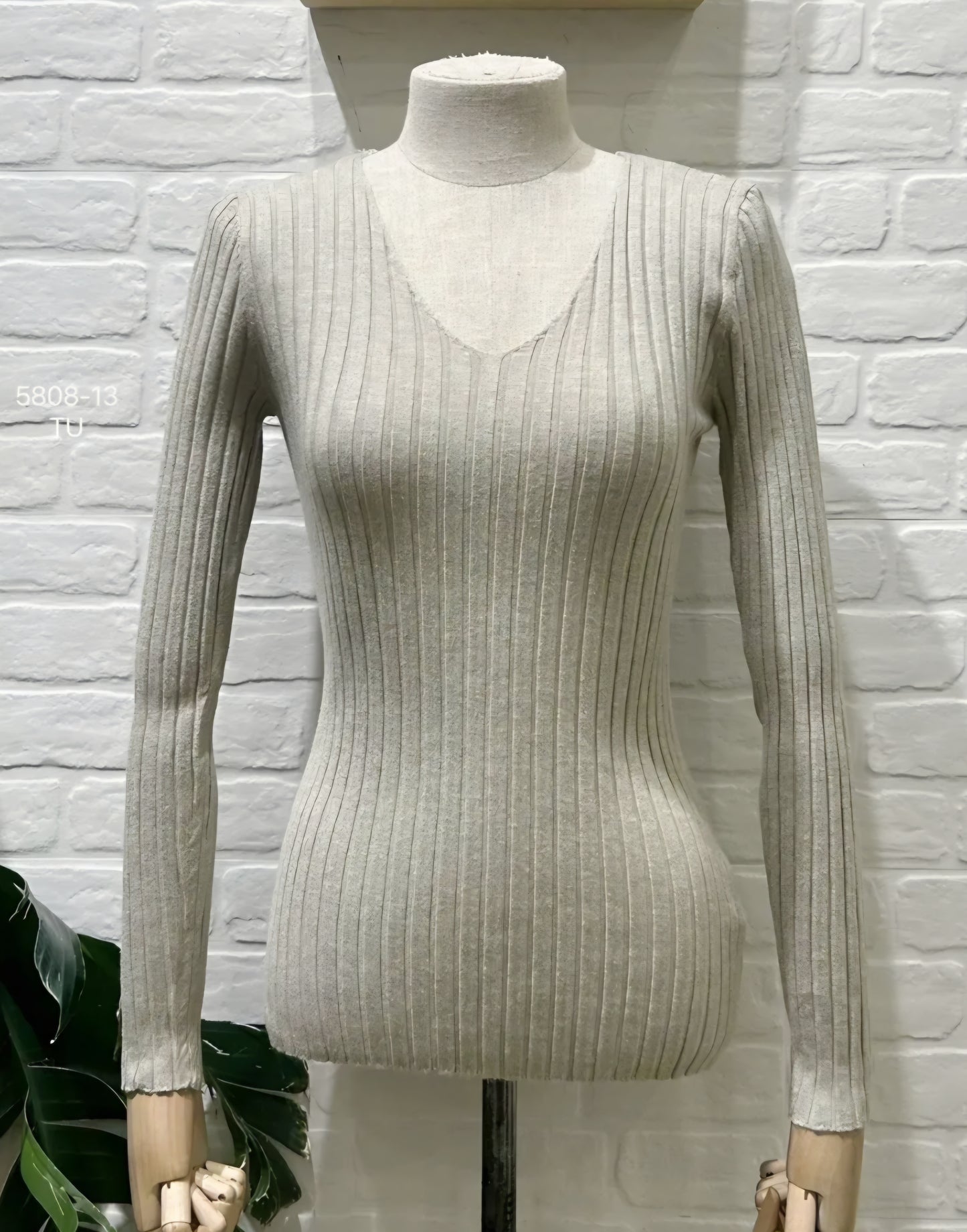 Malhinha canelada decote em V