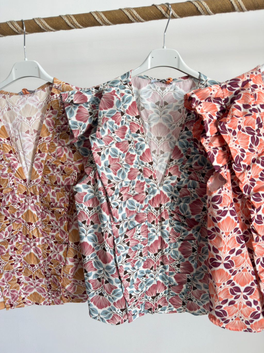 Blusa estampada com folho