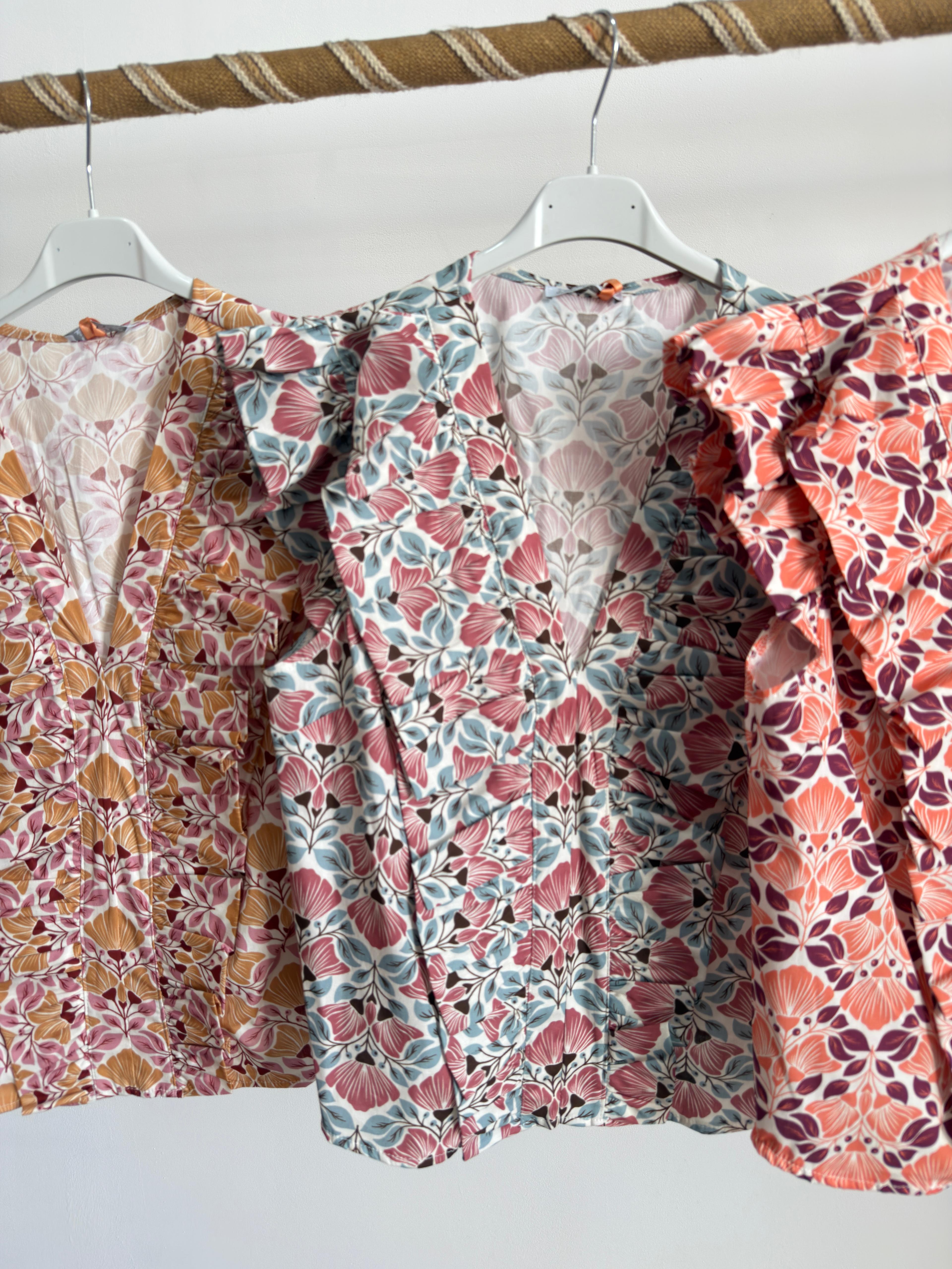 Blusa estampada com folho