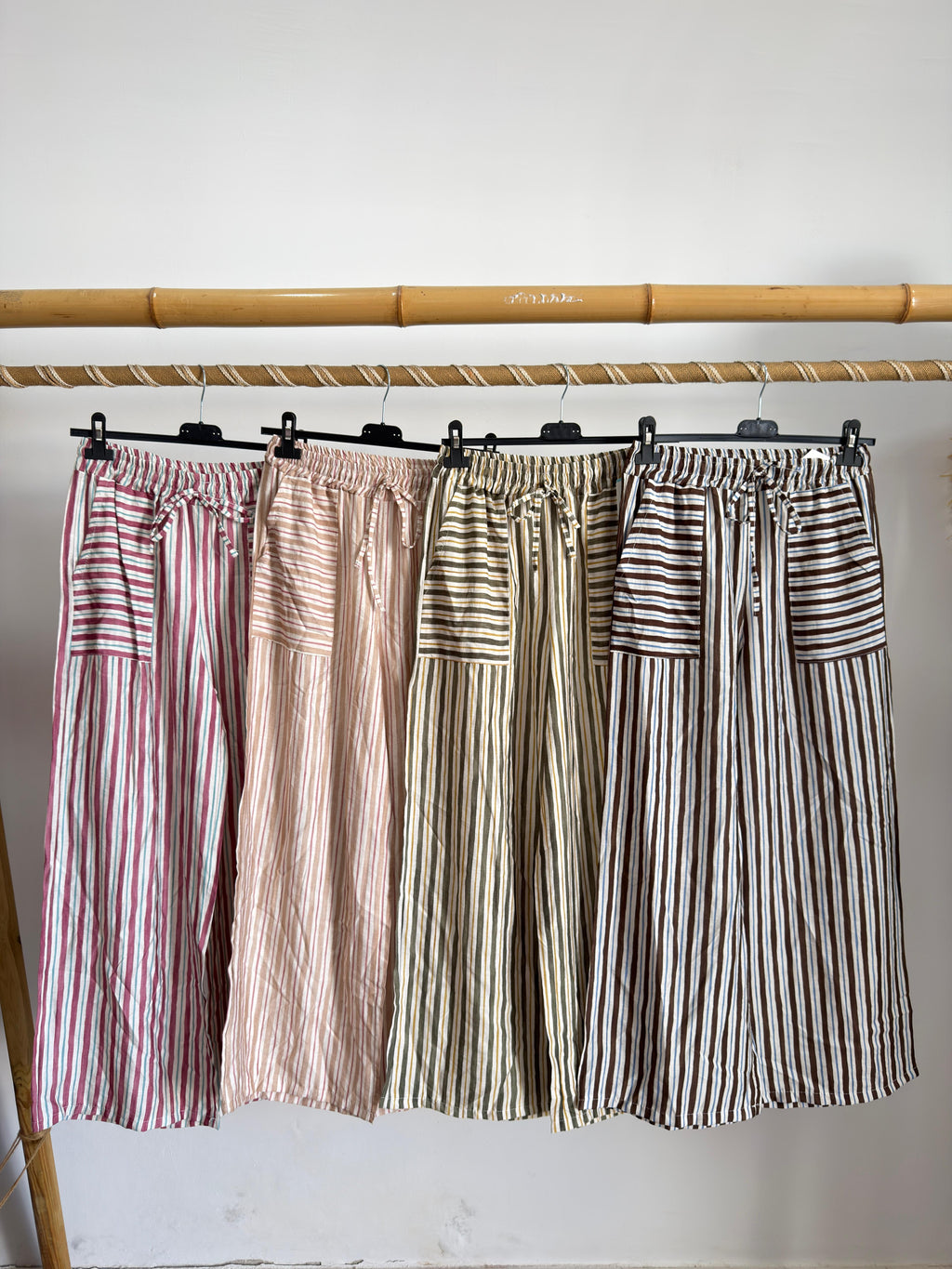 Calças riscas com bolso