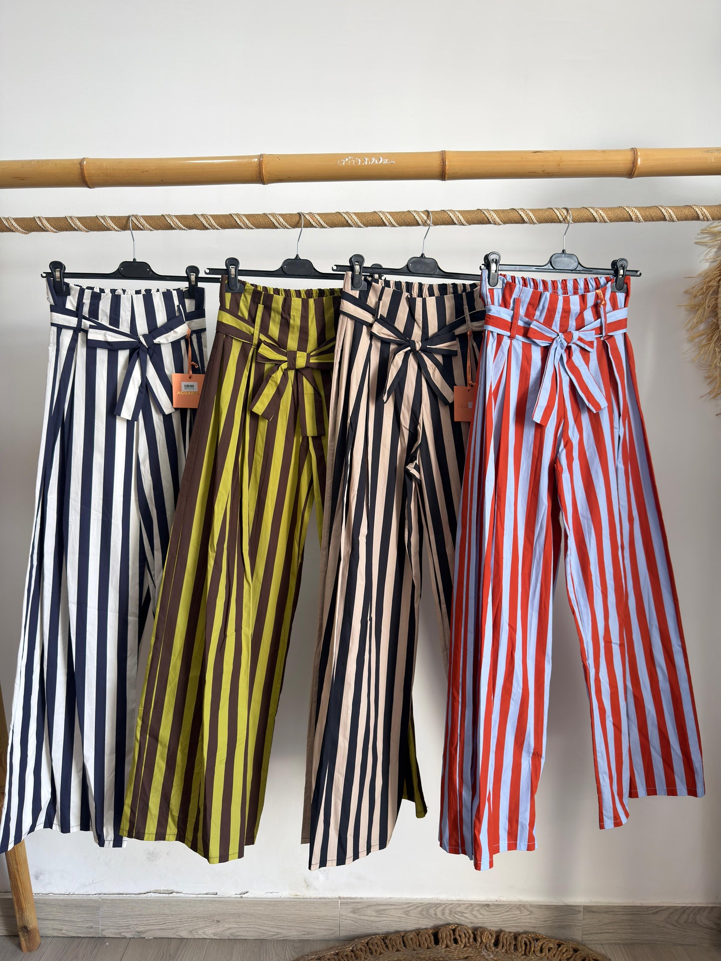Pantalones de rayas con cinturón